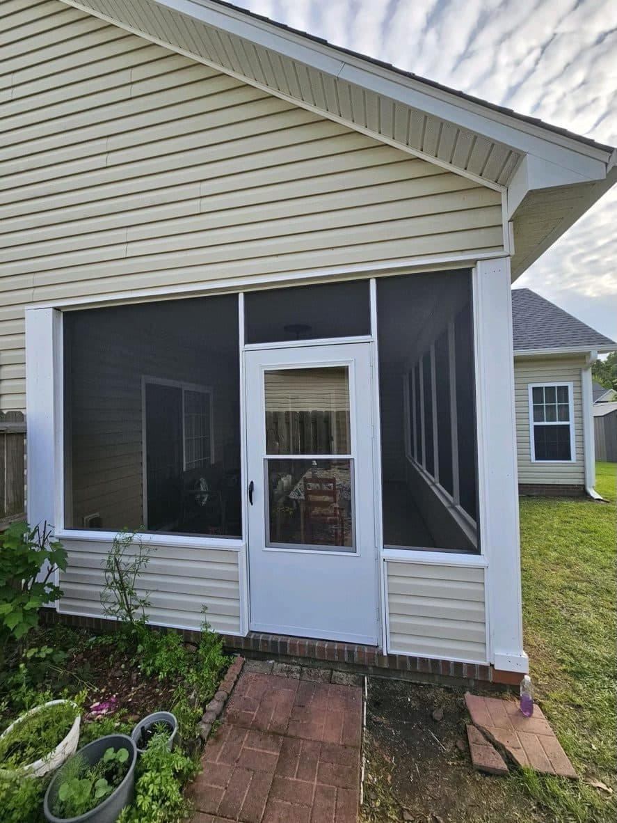 Large panoramic screen room with panoramic windows
